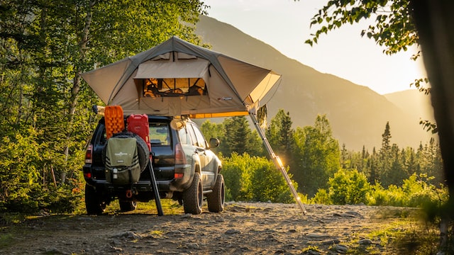 tourist car roof house