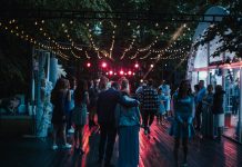 GHL Events en Belgique : un partenaire de confiance pour vos événements people-walking-on-street-during-night-time