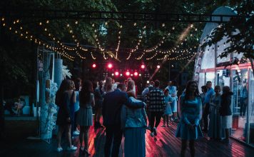 GHL Events en Belgique : un partenaire de confiance pour vos événements people-walking-on-street-during-night-time