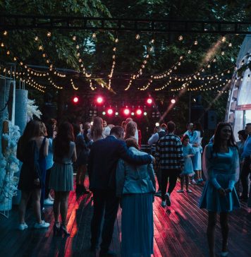 GHL Events en Belgique : un partenaire de confiance pour vos événements people-walking-on-street-during-night-time